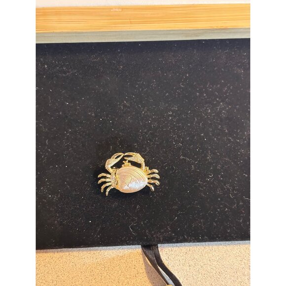 Gerry's Gold-Toned Crab Brooch With rose Shell Embellishment - Picture 7 of 7
